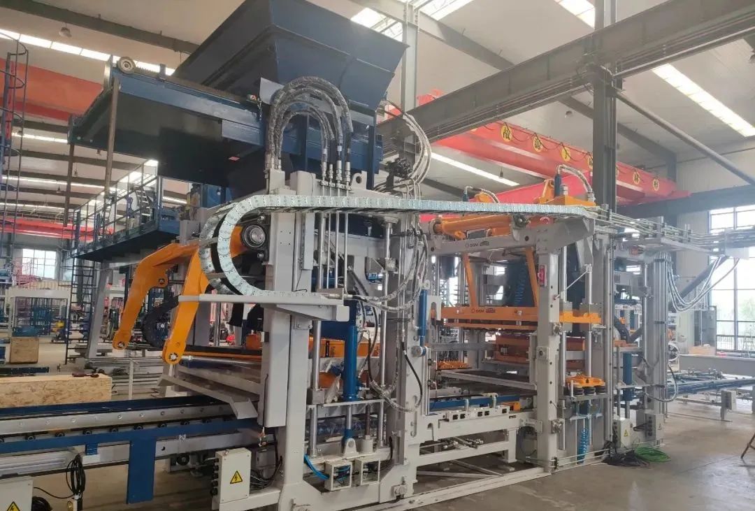 泉工ZN900CG國產設備首次進入北美市場，開創(chuàng)中國磚機新紀元